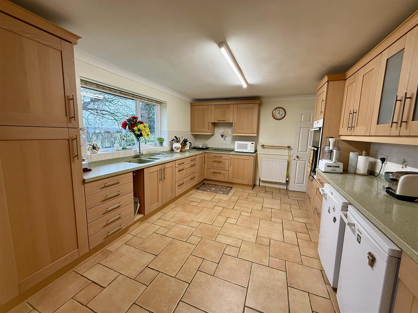 Kitchen/Dining Room: